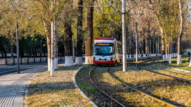 Chuncheng Caddesi, Changchun, Çin 'de düşen tramvay manzarası.