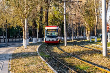 Chuncheng Caddesi, Changchun, Çin 'de düşen tramvay manzarası.