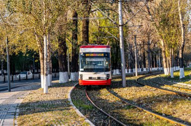 Chuncheng Caddesi, Changchun, Çin 'de düşen tramvay manzarası.