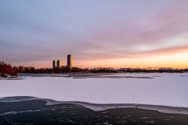 Changchun, Çin 'deki Kuzey Gölü Ulusal Wetland Parkı' nın kış manzarası gün batımının altında.