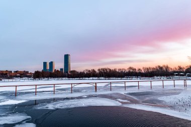 Changchun, Çin 'deki Kuzey Gölü Ulusal Wetland Parkı' nın kış manzarası gün batımının altında.