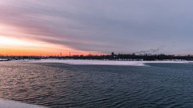 Changchun, Çin 'deki Kuzey Gölü Ulusal Wetland Parkı' nın kış manzarası gün batımının altında.