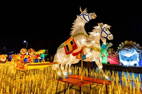 Changchun Park, Changchun, Çin 'de buzdan fener manzaralı bahçe partisi.