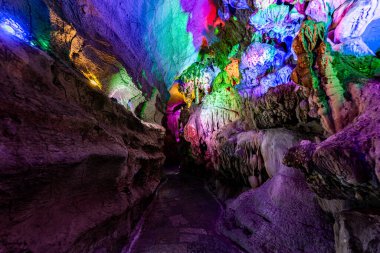 Guilin, Guangxi, Çin 'deki Yangshuo Kelebek Bahar Parkı Sahnesi