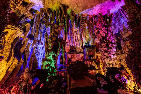 Guilin, Guangxi, Çin 'deki Yangshuo Kelebek Bahar Parkı Sahnesi
