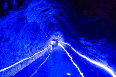 Turpan 'da, Çin' de, Xinjiang 'da, Karez' de yer altında akan yeraltı hendeği.