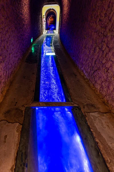 Turpan 'da, Çin' de, Xinjiang 'da, Karez' de yer altında akan yeraltı hendeği.