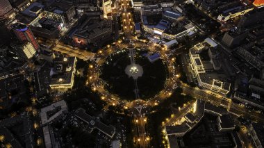 Changchun, Çin 'de gün batımının altında temerrüt Halk Meydanı