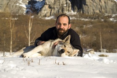 adam köpek kış orman ile