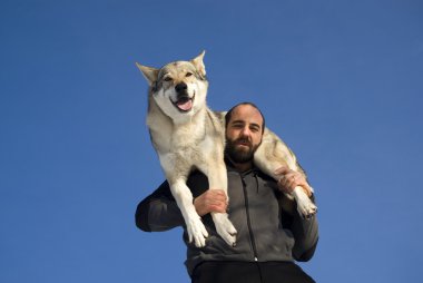 Köpekle oynayan adam.