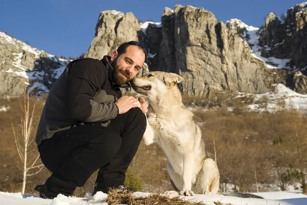 Homme avec chien dans la forêt d'hiver — Photo