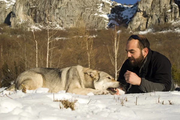 Homme avec chien dans la forêt d'hiver — Photo