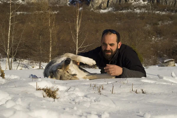 Mann mit Hund im Winterwald — Stockfoto