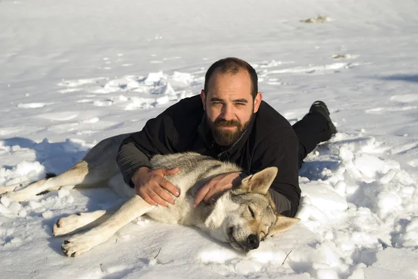 Homem com cão na floresta de inverno — Fotografia de Stock