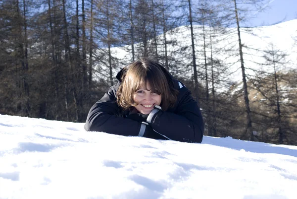 微笑女人躺在雪中 — 图库照片