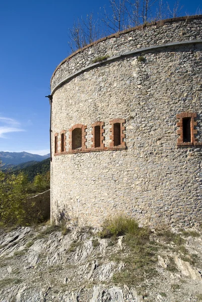 La vecchia fortificazione militare nelle Alpi — Foto Stock