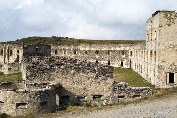 Rovina la vecchia fortificazione militare nelle Alpi — Foto Stock