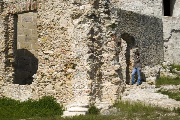 Femme regardant les ruines antiques — Photo