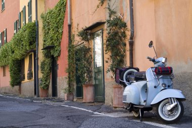 Scooter caddeye park etmiş.
