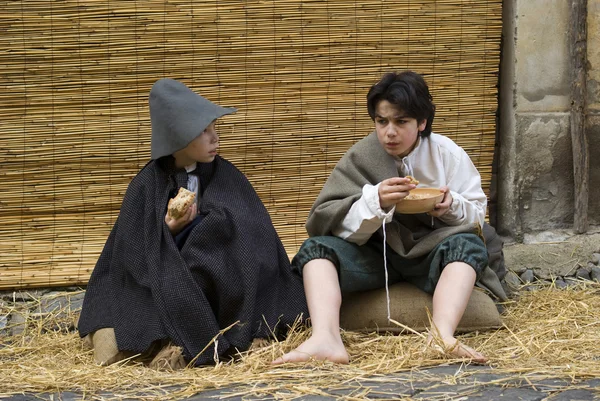 Pobres crianças na rua. Participantes da festa do traje medieval — Fotografia de Stock
