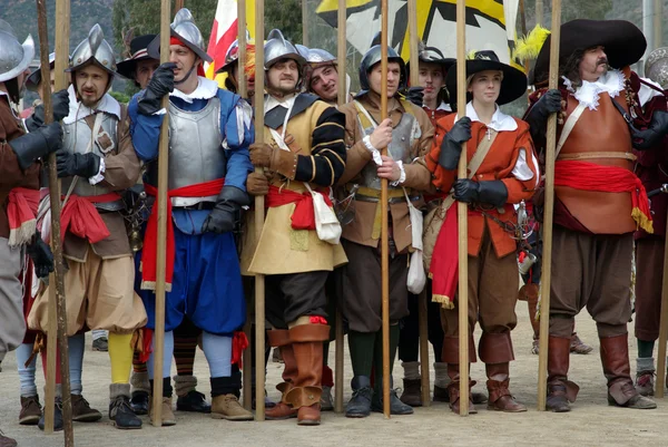 Średniowieczne żołnierzy. Uczestnicy strony, w średniowiecznym stroju — Zdjęcie stockowe
