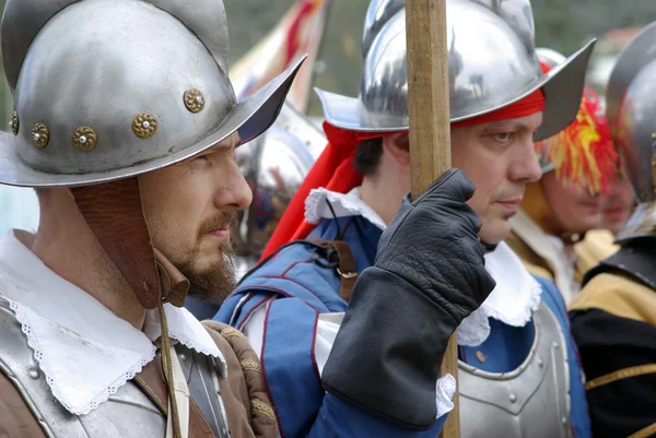 Mittelalterliche Soldaten. Teilnehmer der mittelalterlichen Kostümparty. — Stockfoto