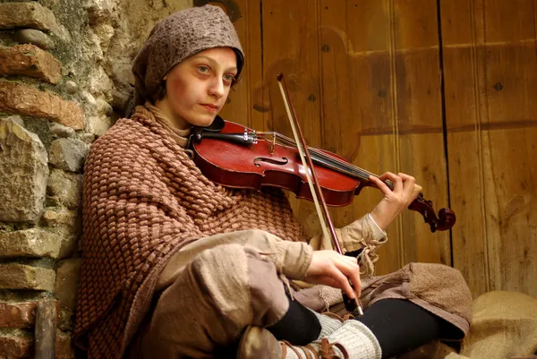 Straßenmusiker. Teilnehmer der mittelalterlichen Kostümparty lizenzfreie Stockbilder