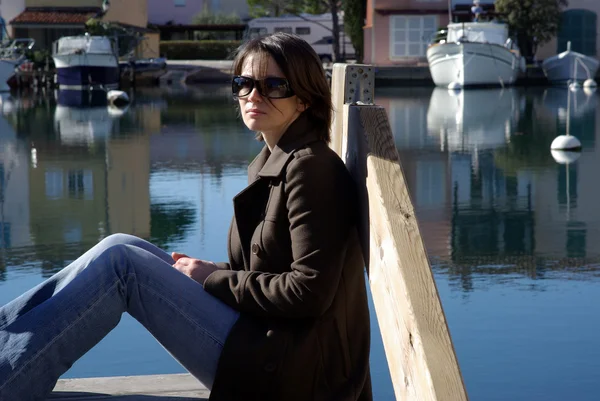 Mujer en el muelle — Foto de Stock