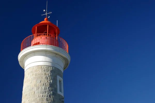 Faro bajo un cielo azul profundo —  Fotos de Stock