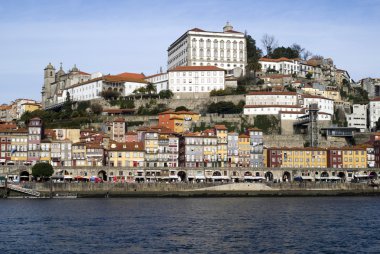 Portekiz 'in eski Porto kasabası Ribeira' ya bakın.