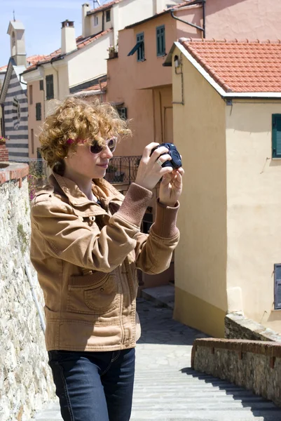Женщина-туристка фотографирует — стоковое фото
