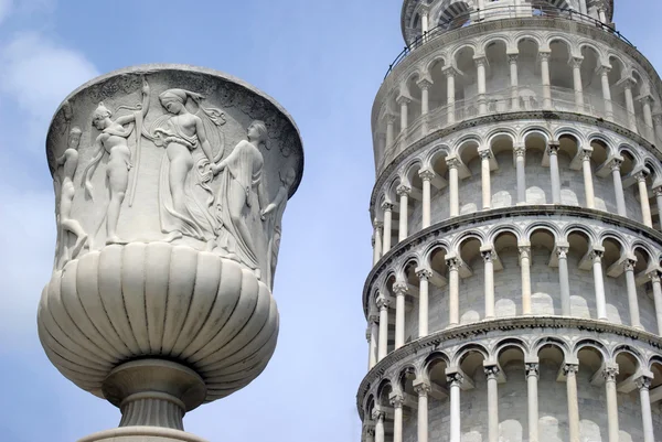 Pisa Kulesi bir heykel ile — Stok fotoğraf