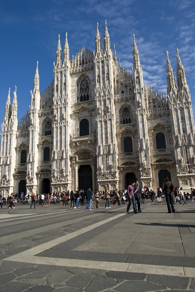 Katedra Duomo di milano z placu — Zdjęcie stockowe