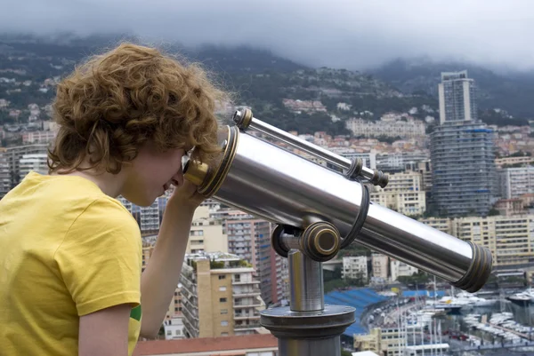 Turista usando telescopio de moneda — Foto de Stock