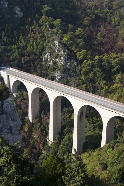 Viaduct in Alpen — Stockfoto