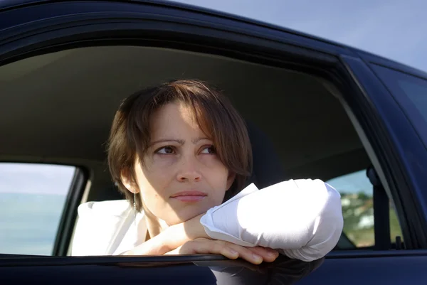 Vrouw in auto — Stockfoto