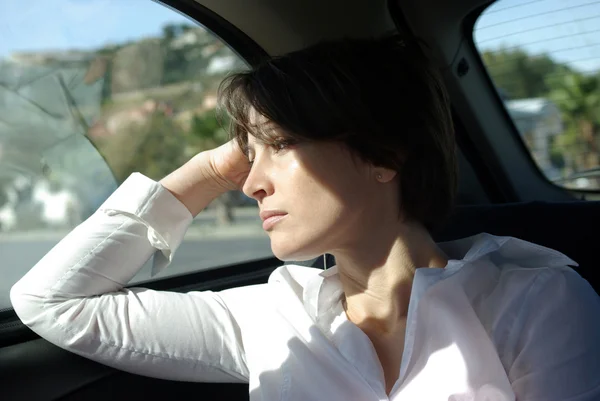 Smutna kobieta w samochodzie — Zdjęcie stockowe