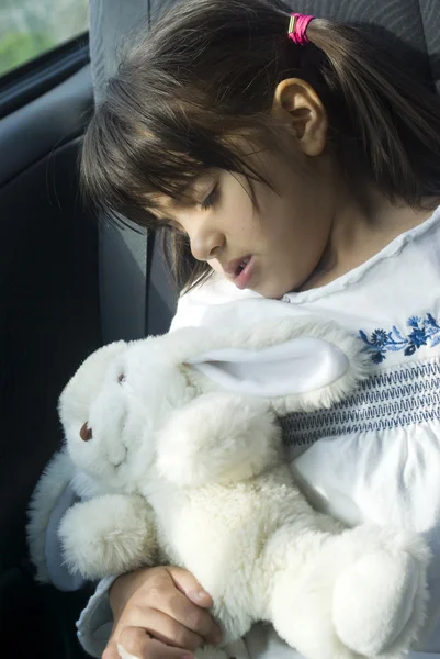 Chica durmiendo en el coche — Foto de Stock