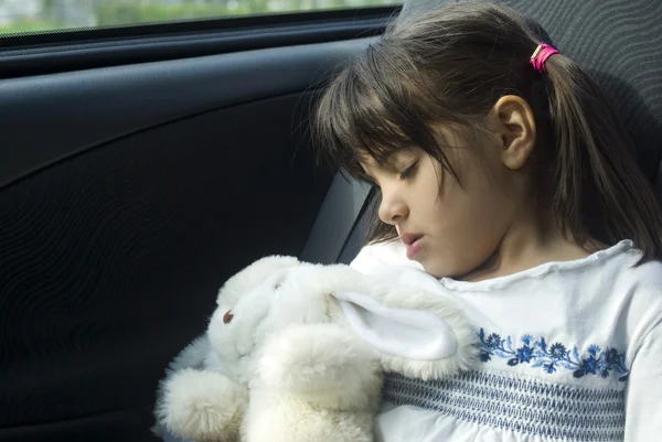 Dívka spí v autě — Stock fotografie