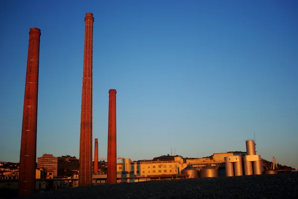 Průmyslový komplex ve večerním světle — Stock fotografie
