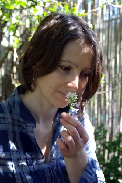 Mujer en el jardín — Foto de Stock