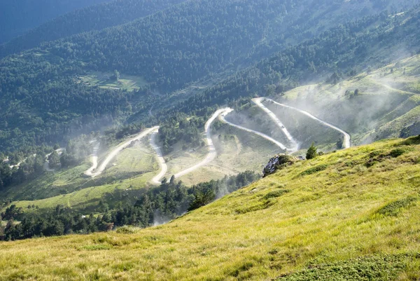 Unpaved road through mountains — Stock Photo, Image