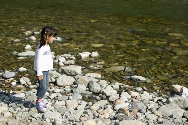 Meisje bij de rivier — Stockfoto