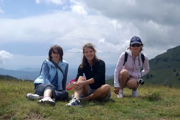 Mujeres excursionistas en las montañas —  Fotos de Stock