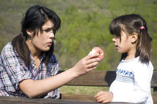 Девушка предлагает яблоко — стоковое фото