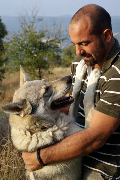 Köpekli bir adam. — Stok fotoğraf