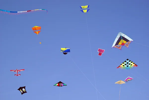 Kleurrijke vliegers in hemel — Stockfoto
