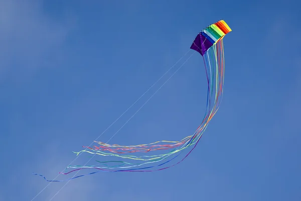 Kite colorido no céu — Fotografia de Stock