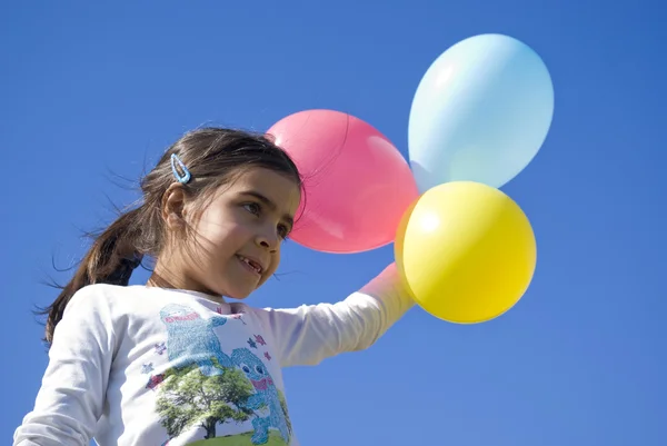 Dívka hraje s balónky — Stock fotografie
