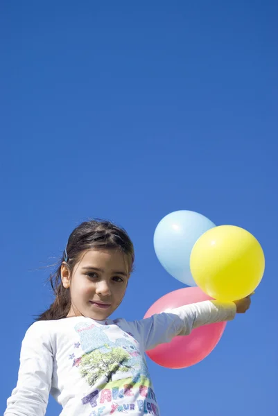 Mädchen spielt mit Luftballons — Stockfoto